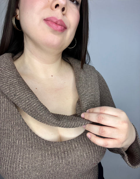 Top Cuello Ojal Café Arena